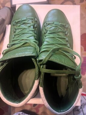 Balenciaga Men's Olive Green Low-Top Sneakers